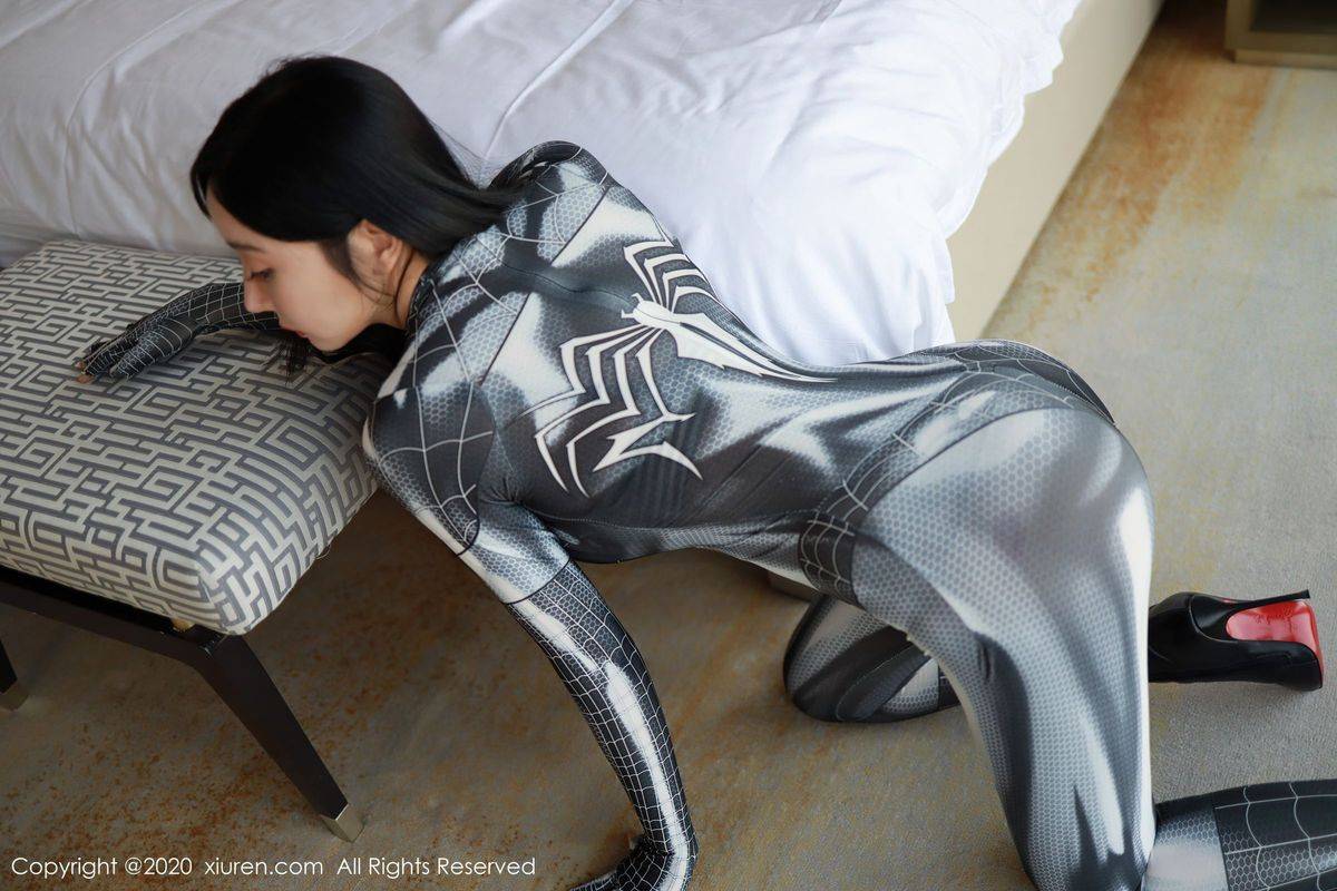 秀人网美女模特允薾修长美腿&圆润酥胸独特情趣魅力写真-17