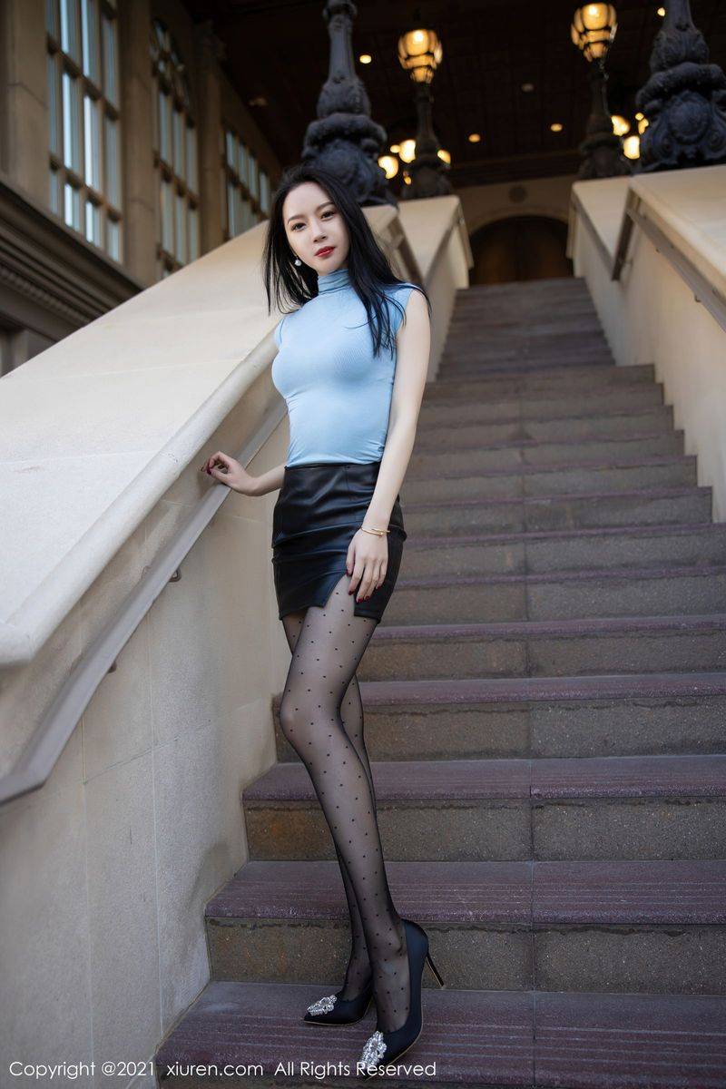 秀人网美女模特梦心玥黑丝美腿高挑身材皮质短裙澳门旅拍-8