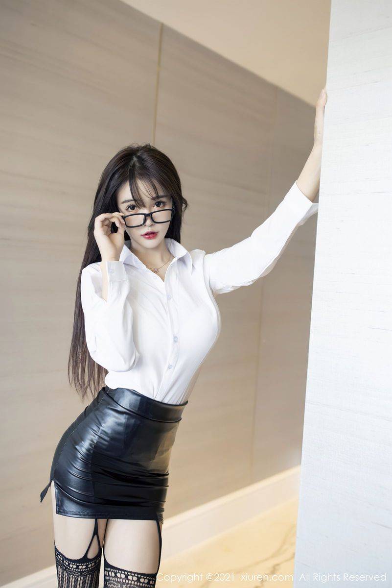 秀人网新人模特南初妹妹白衬衫黑丝美腿职场OL系列性感写真