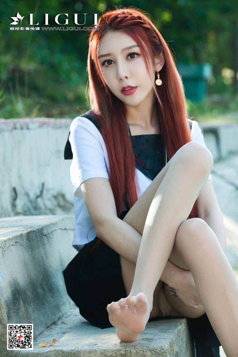 美女腿模丽柜兔子肉色丝袜修长美腿JK制服户外性感街拍写真-2