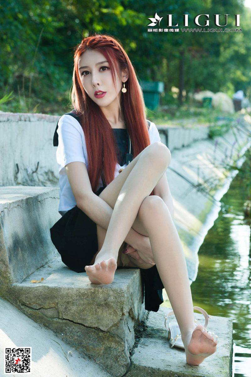 美女腿模丽柜兔子肉色丝袜修长美腿JK制服户外性感街拍写真-3