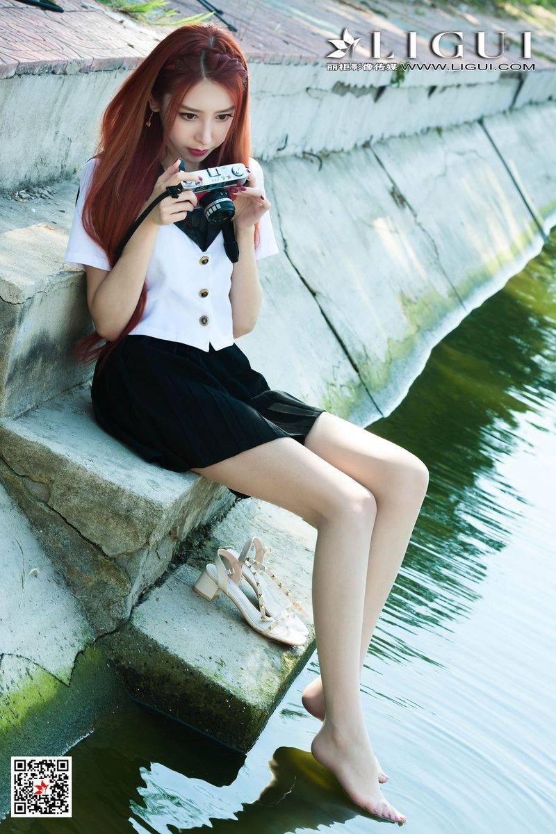 美女腿模丽柜兔子肉色丝袜修长美腿JK制服户外性感街拍写真-10