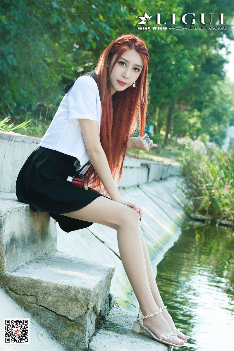 美女腿模丽柜兔子肉色丝袜修长美腿JK制服户外性感街拍写真-15