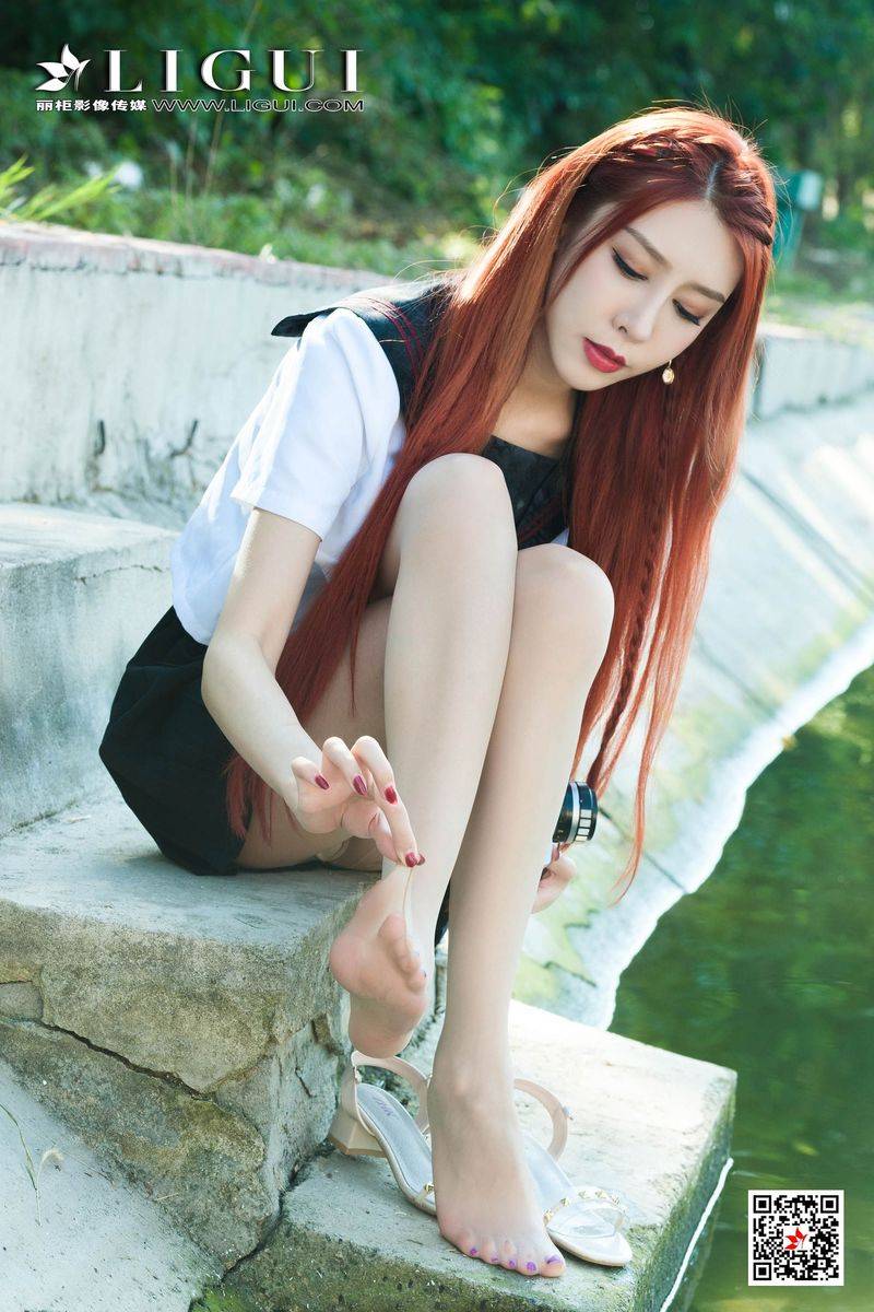 美女腿模丽柜兔子肉色丝袜修长美腿JK制服户外性感街拍写真-27