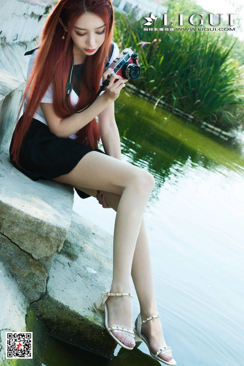 美女腿模丽柜兔子肉色丝袜修长美腿JK制服户外性感街拍写真-32