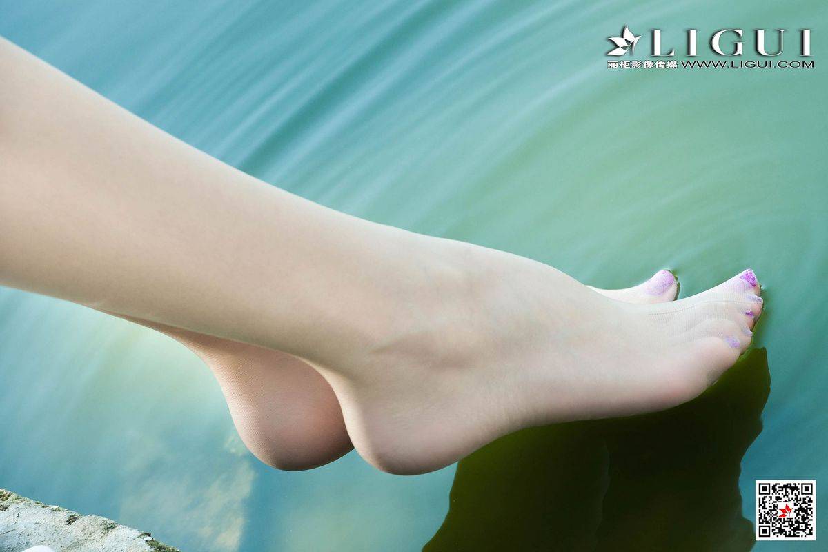 美女腿模丽柜兔子肉色丝袜修长美腿JK制服户外性感街拍写真-51