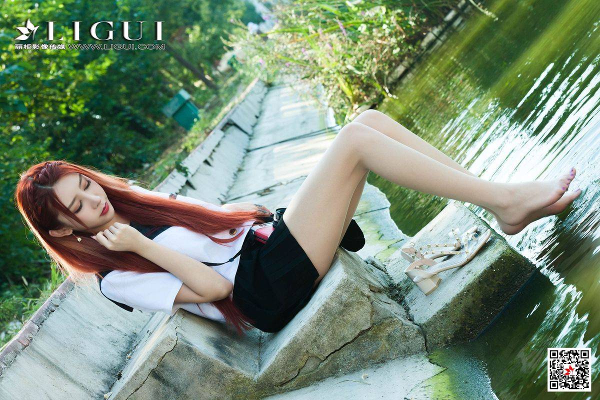 美女腿模丽柜兔子肉色丝袜修长美腿JK制服户外性感街拍写真-54