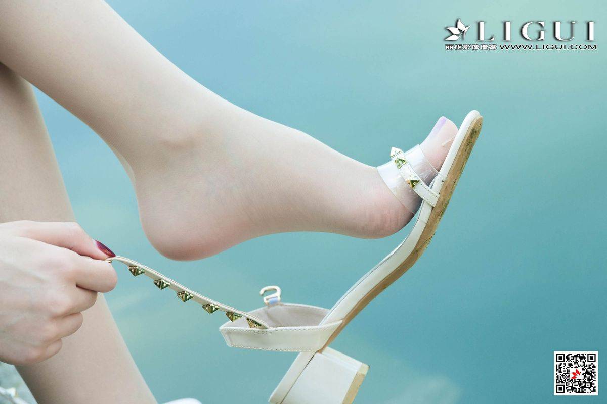 美女腿模丽柜兔子肉色丝袜修长美腿JK制服户外性感街拍写真-55