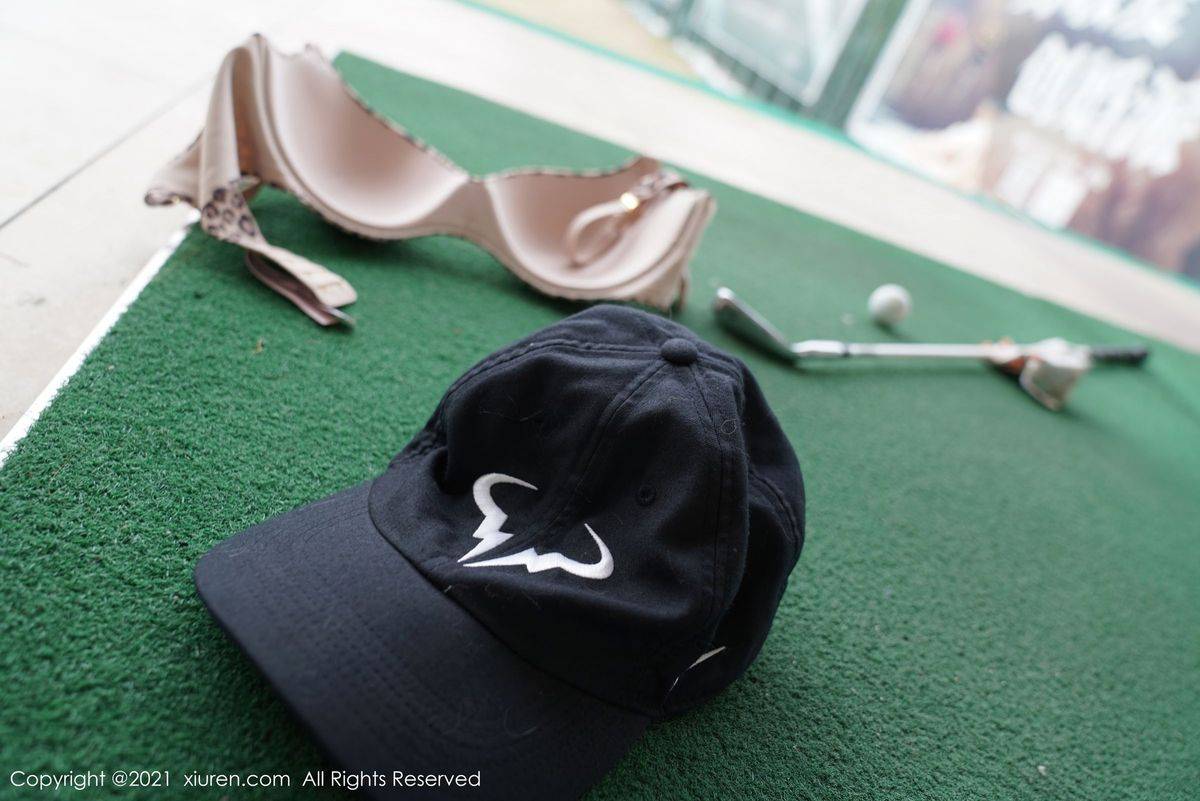 秀人网性感御姐果儿Victoria豹纹内衣高尔夫女郎装扮旅拍-44