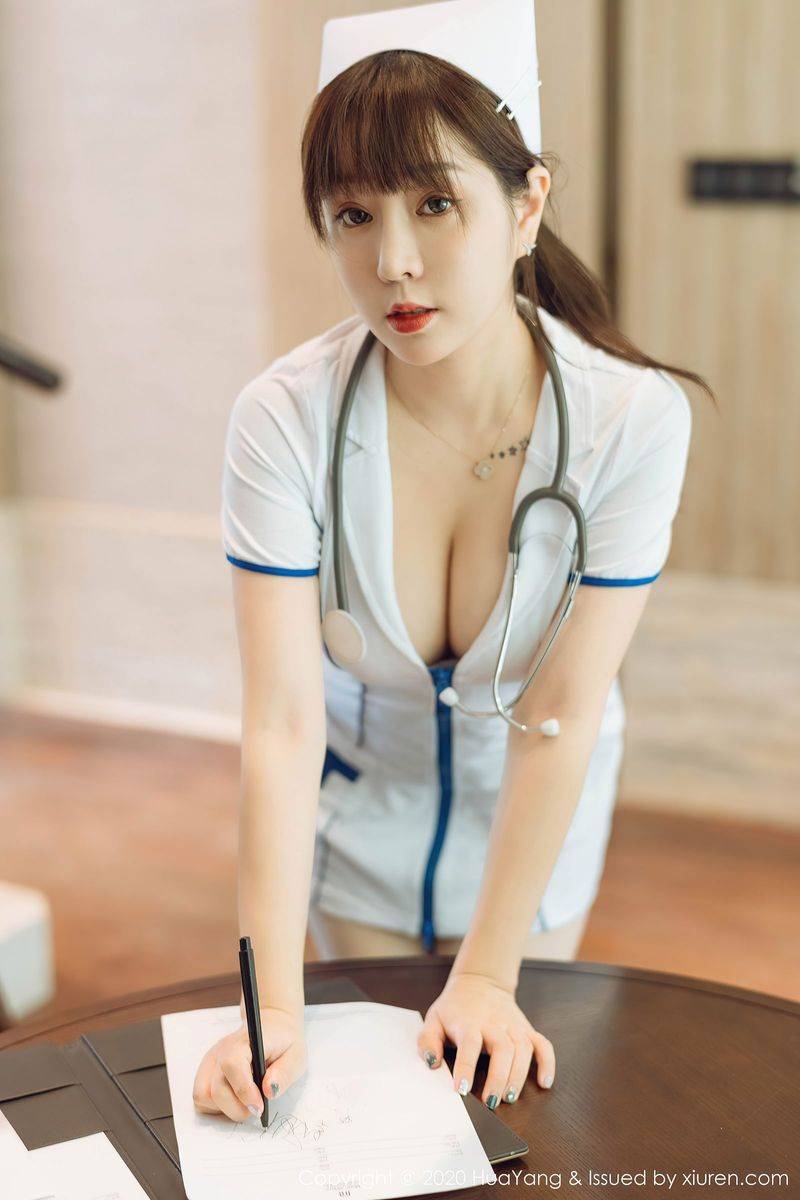 花漾Show性感女神王雨纯护士制服丝袜美腿系列西双版纳旅拍-9