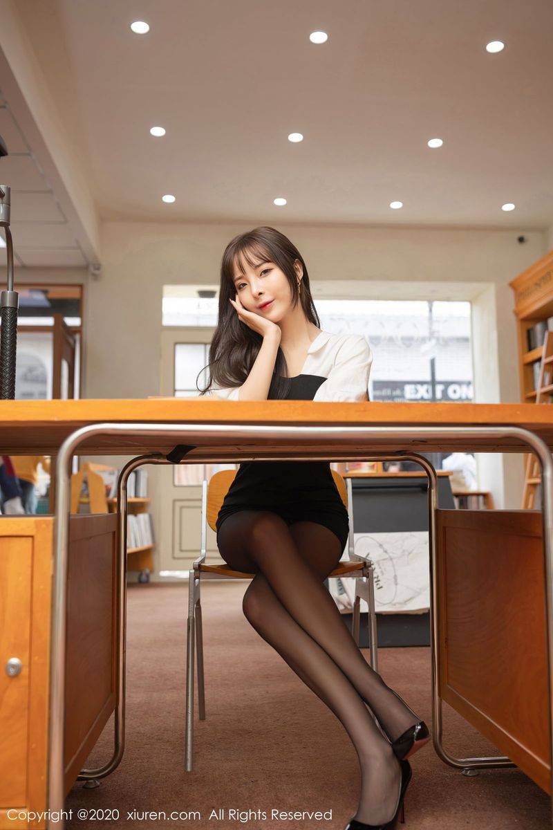 秀人网美女模特陈小喵黑丝美腿黑白服饰内衣诱惑私房写真-19