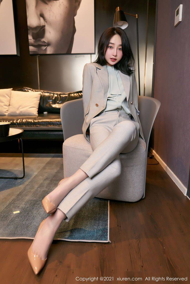 秀人网美女模特九月生丝袜美腿飒爽职业装职场OL制服写真