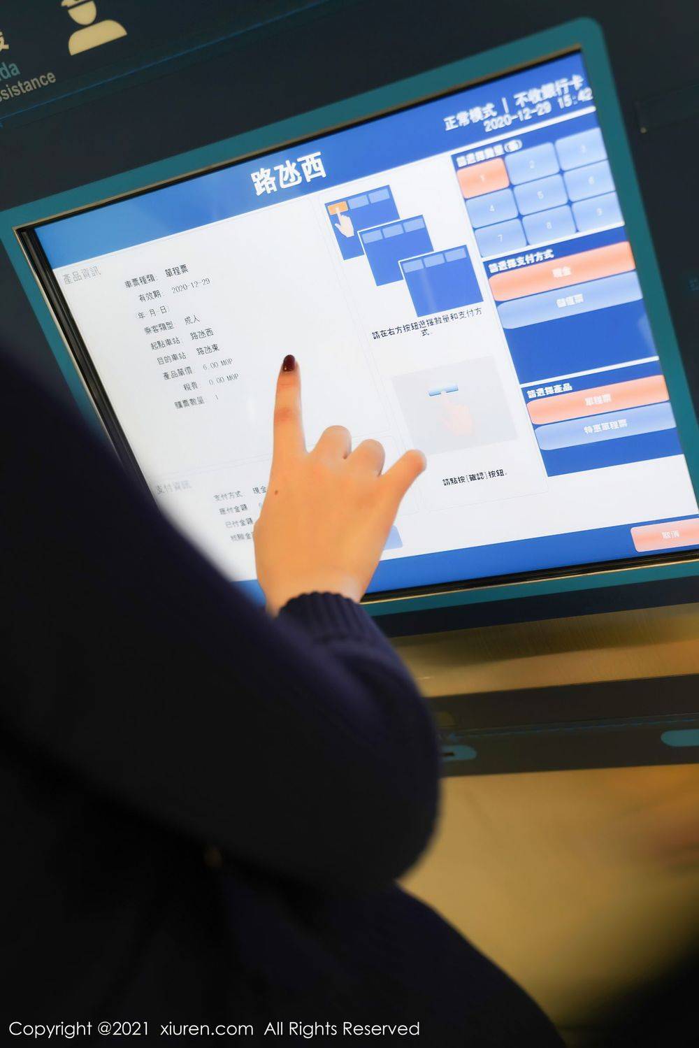 秀人网性感女神芝芝Booty狂野豹纹与丝袜美腿系列澳门旅拍-12