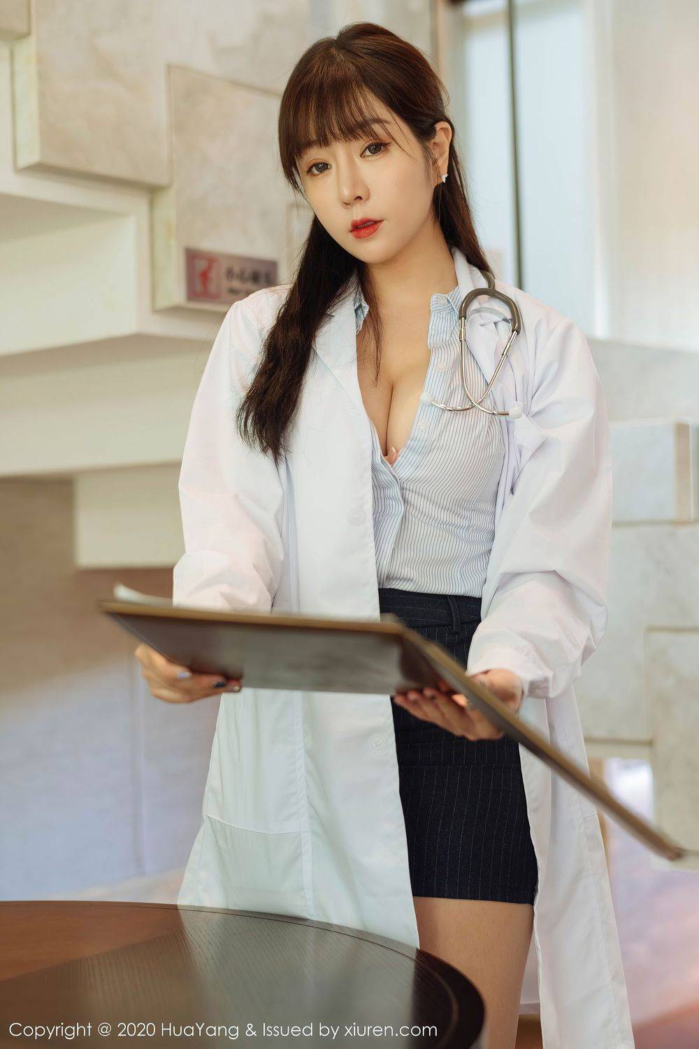 花漾Show美女模特王雨纯白大褂化身医科主任西双版纳旅拍-23