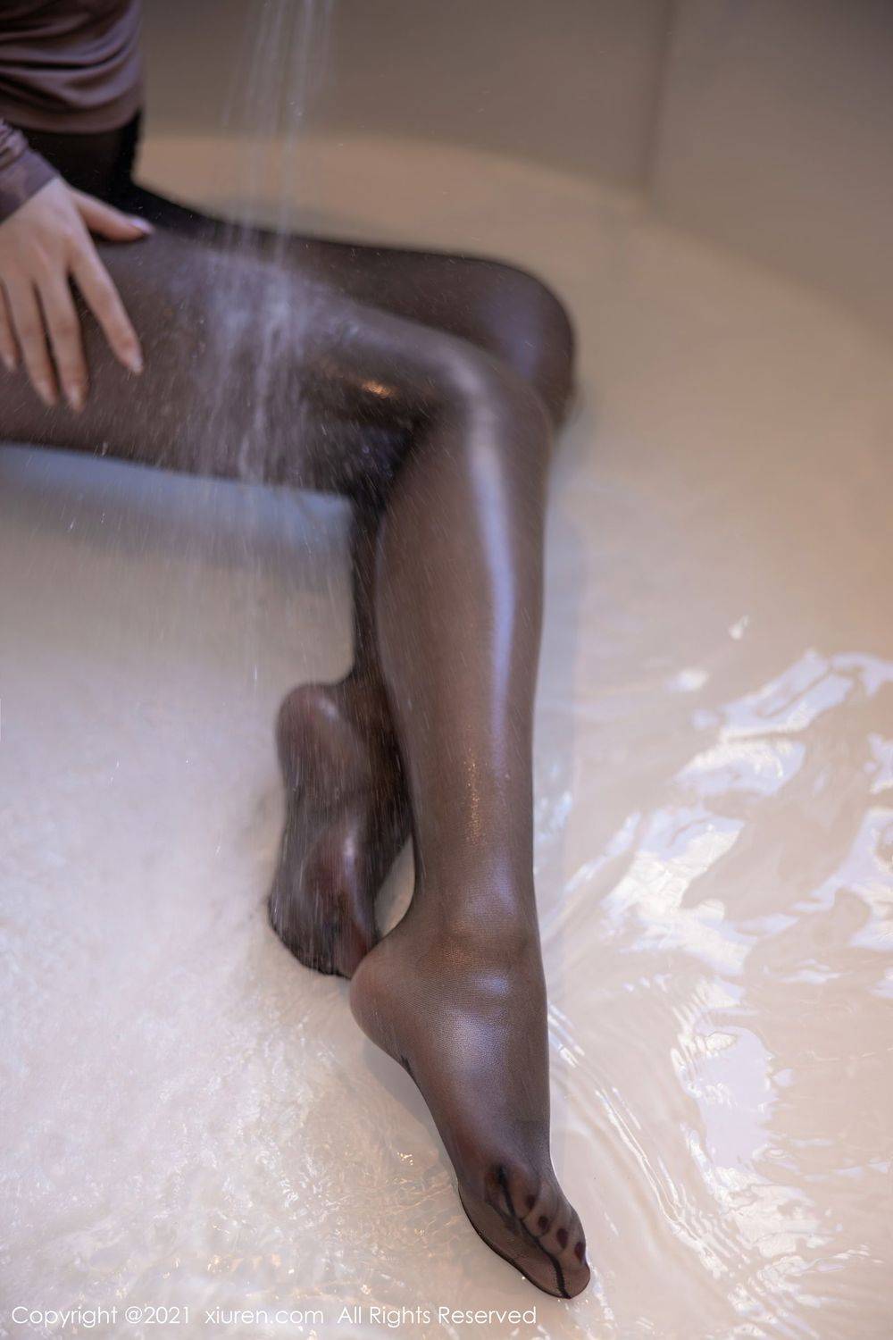 秀人网性感女神绯月樱Cherry黑丝美腿&深V都市着装圆润写真-28