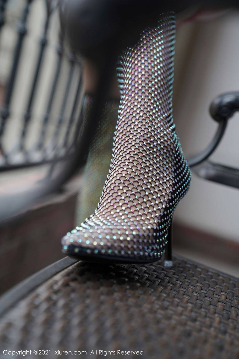 秀人网性感御姐果儿Victoria红色皮衣与皮鞭系列江浙沪旅拍-4