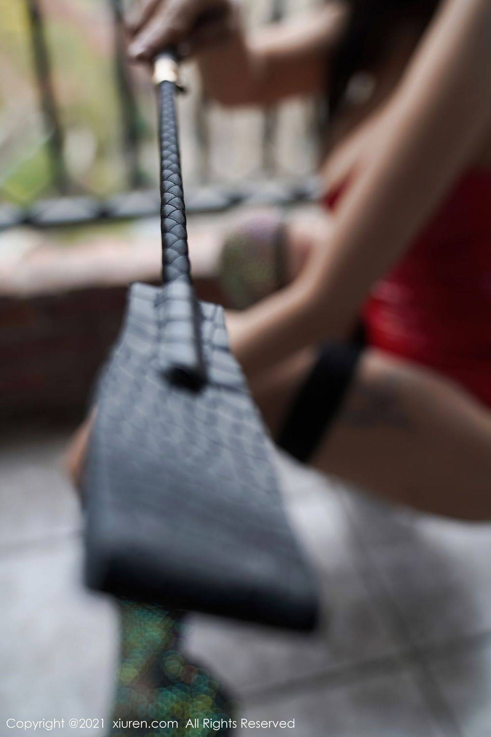 秀人网性感御姐果儿Victoria红色皮衣与皮鞭系列江浙沪旅拍-10