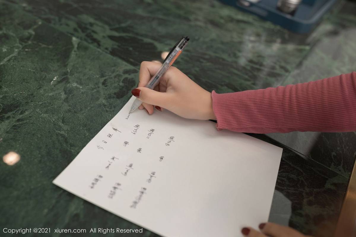 秀人网性感女神唐安琪丝袜美腿妻子送酒上门内衣主题写真-7