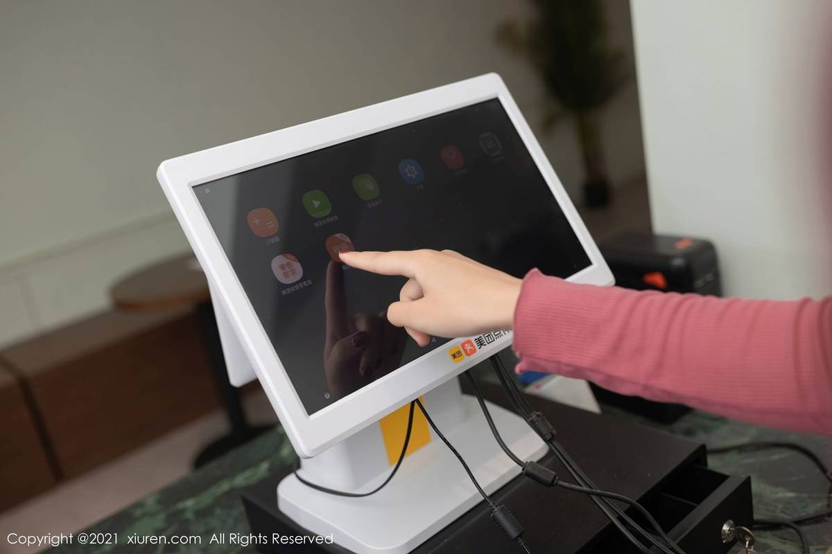 秀人网性感女神唐安琪丝袜美腿妻子送酒上门内衣主题写真-10