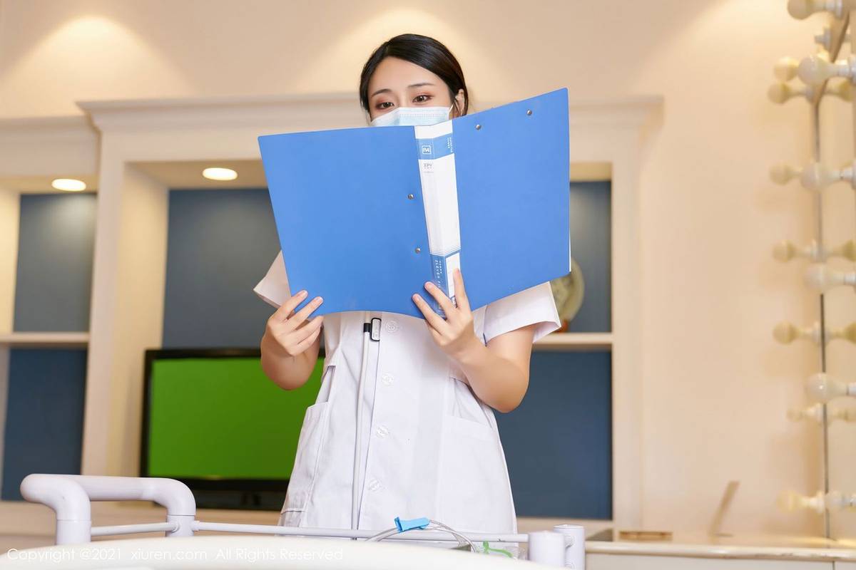 秀人网性感姐妹花九月生&林子欣Freya医生护士制服心愿旅拍