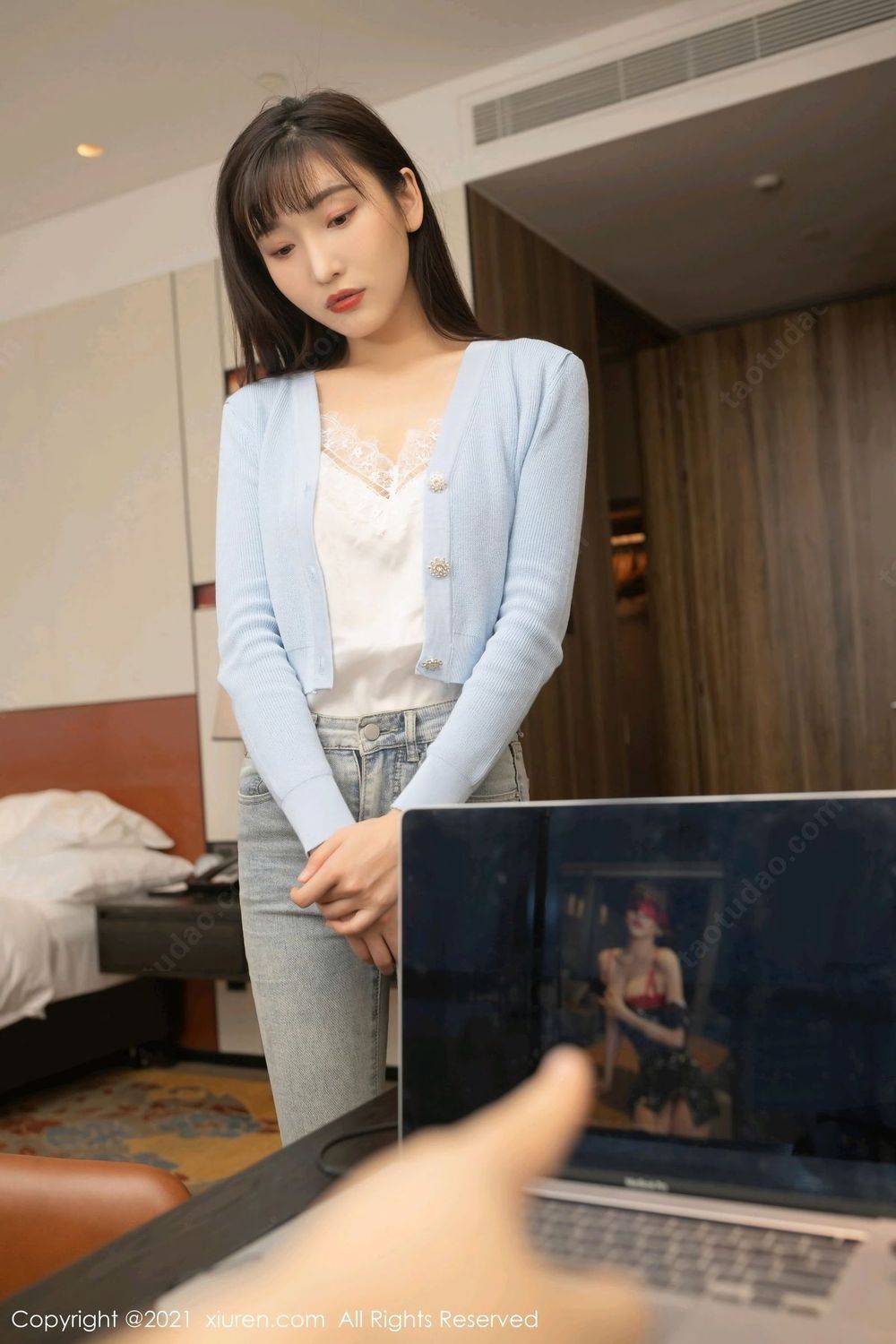 秀人网性感女神陆萱萱牛仔长裤丝袜美腿职场OL遭遇系列写真-10