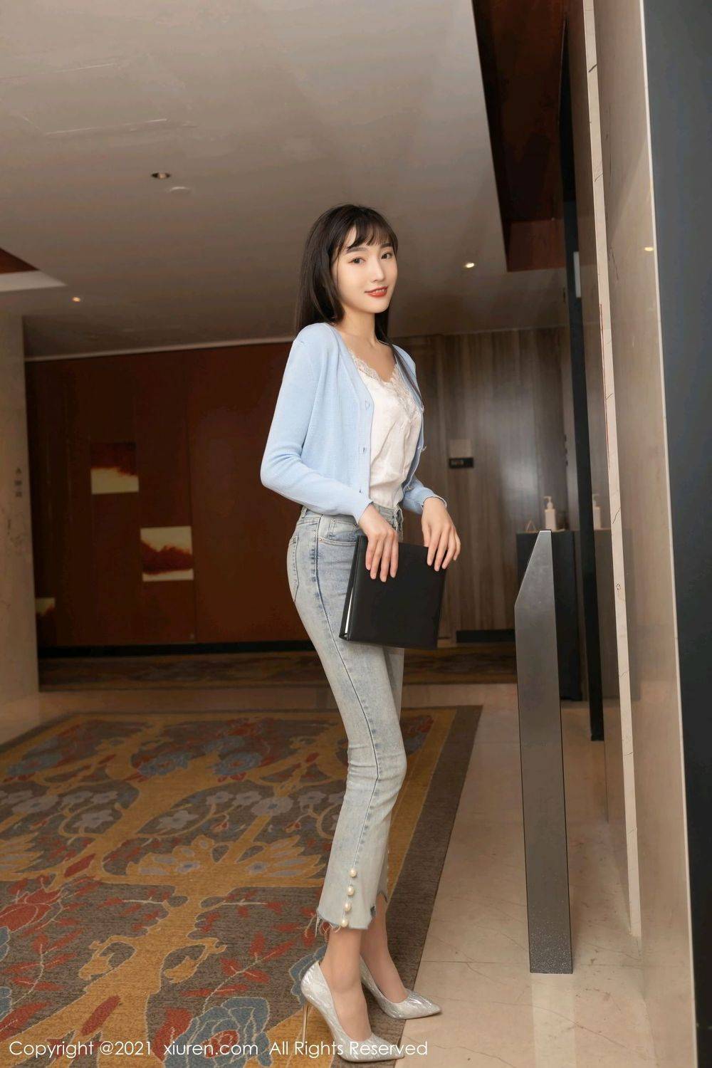 秀人网性感女神陆萱萱牛仔长裤丝袜美腿职场OL遭遇系列写真-22