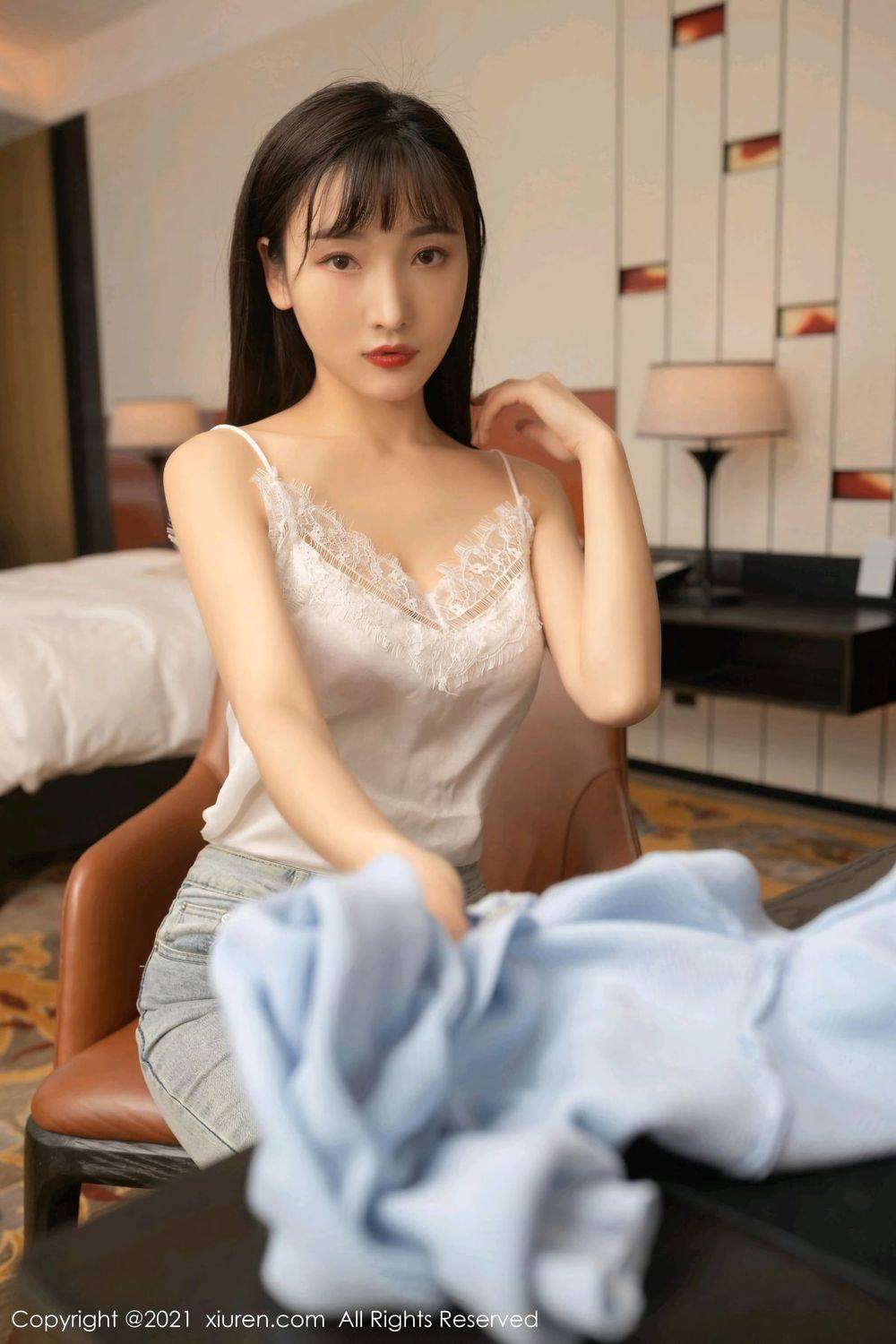 秀人网性感女神陆萱萱牛仔长裤丝袜美腿职场OL遭遇系列写真-18