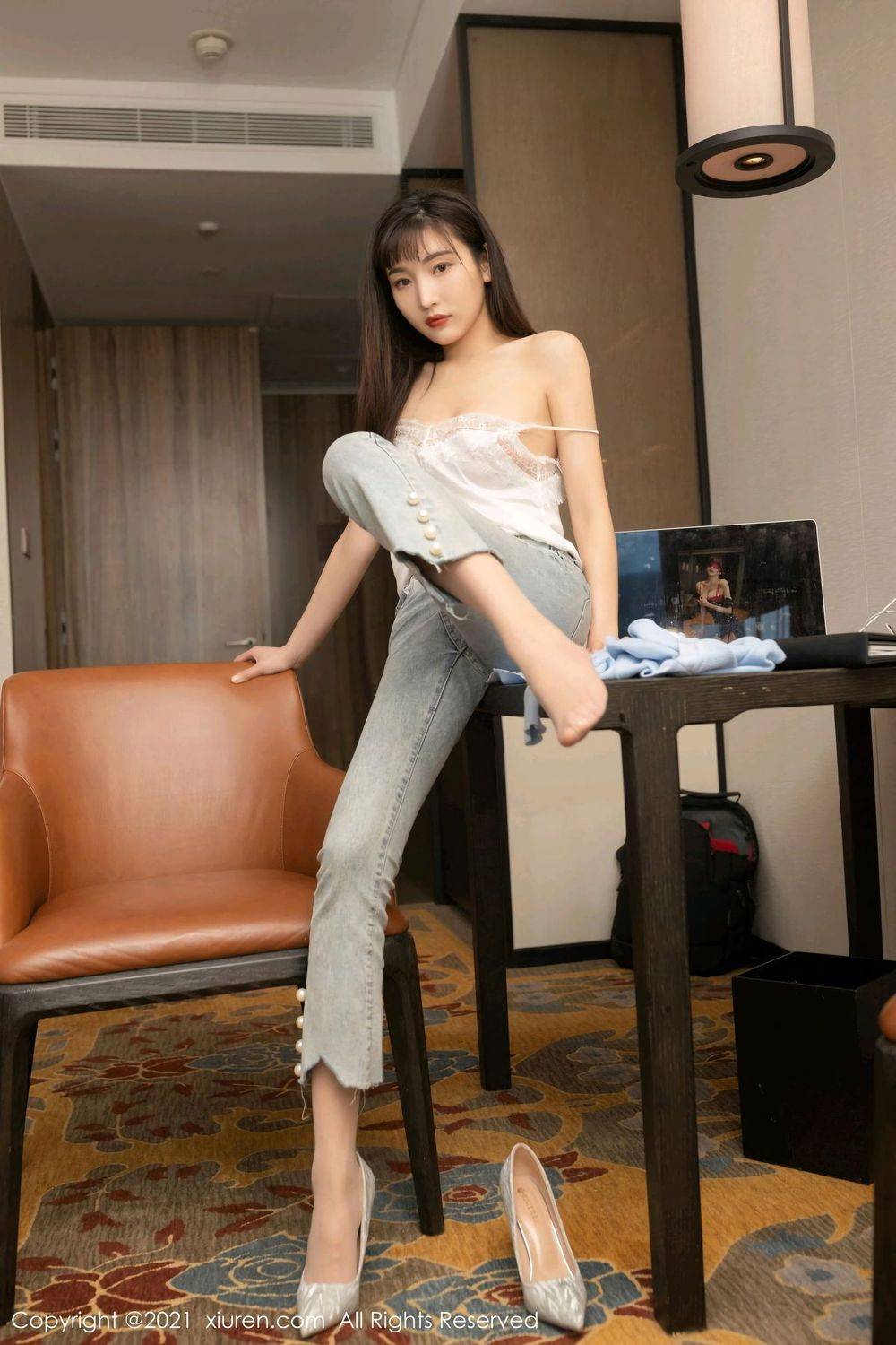 秀人网性感女神陆萱萱牛仔长裤丝袜美腿职场OL遭遇系列写真-31