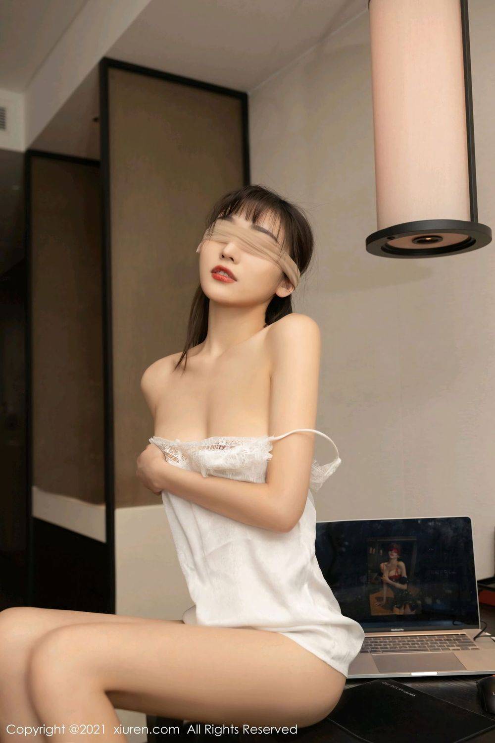 秀人网性感女神陆萱萱牛仔长裤丝袜美腿职场OL遭遇系列写真-63