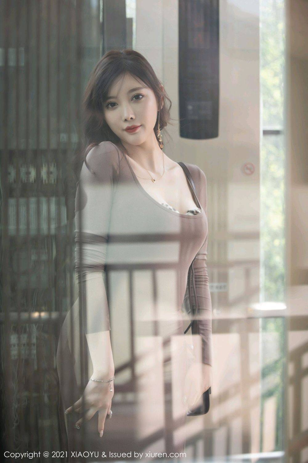 语画界性感女神杨晨晨sugar高开叉丝袜美腿系列西双版纳旅拍-31