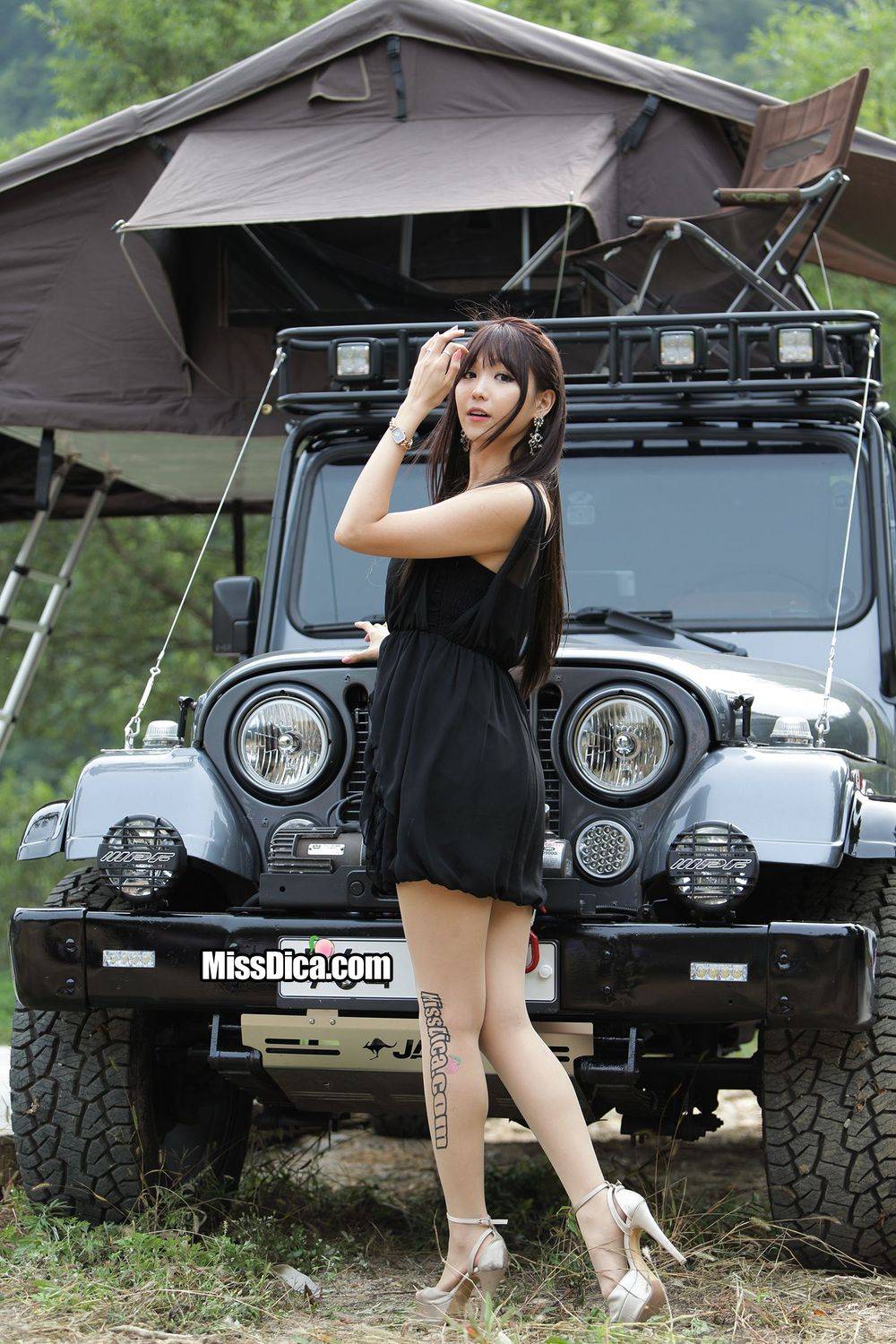 韩国极品车模李恩慧黑色连衣裙&黑直长发户外性感写真-3