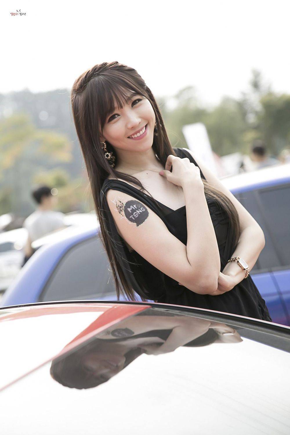 韩国极品车模李恩慧黑色连衣裙&黑直长发户外性感写真-21