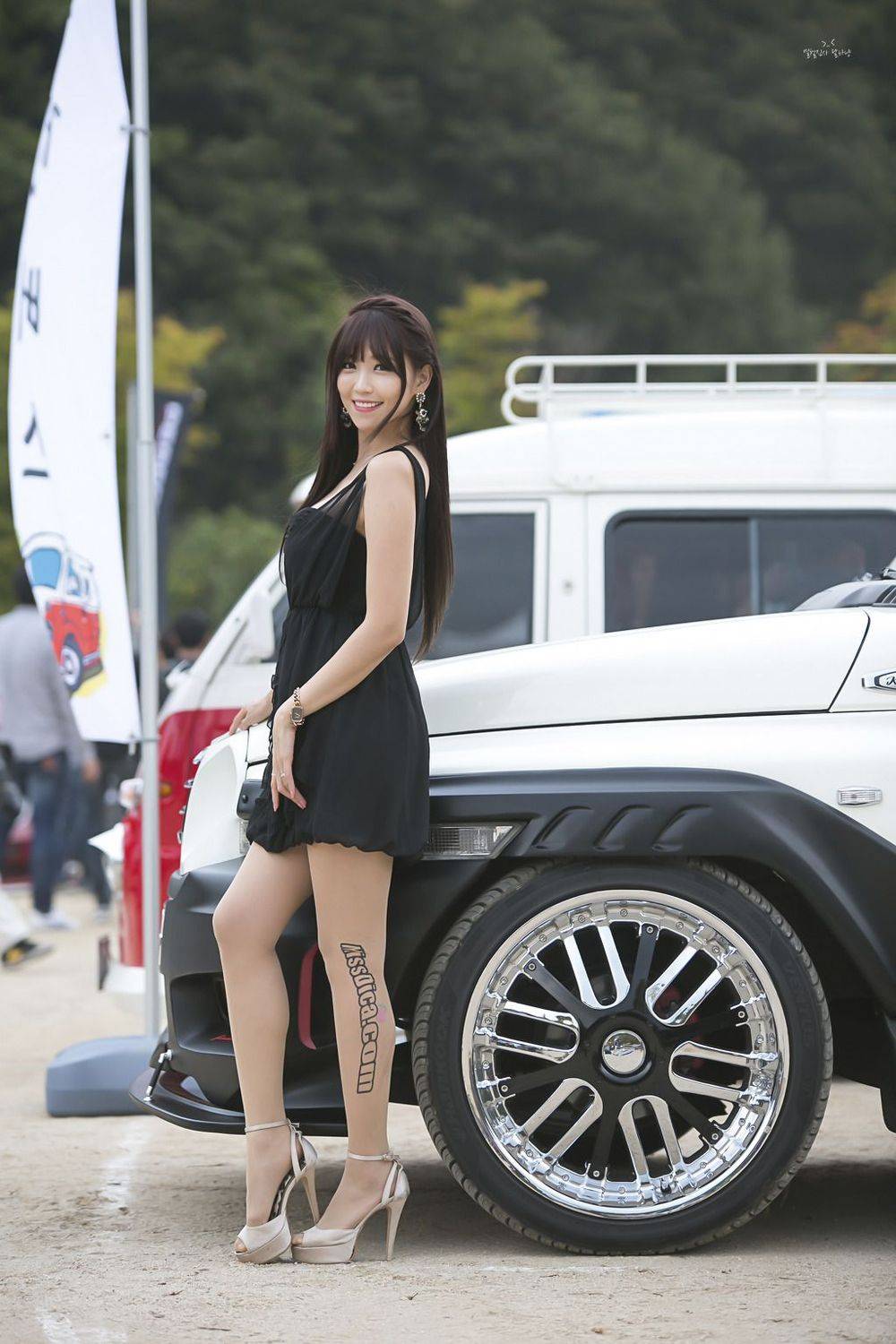 韩国极品车模李恩慧黑色连衣裙&黑直长发户外性感写真-22