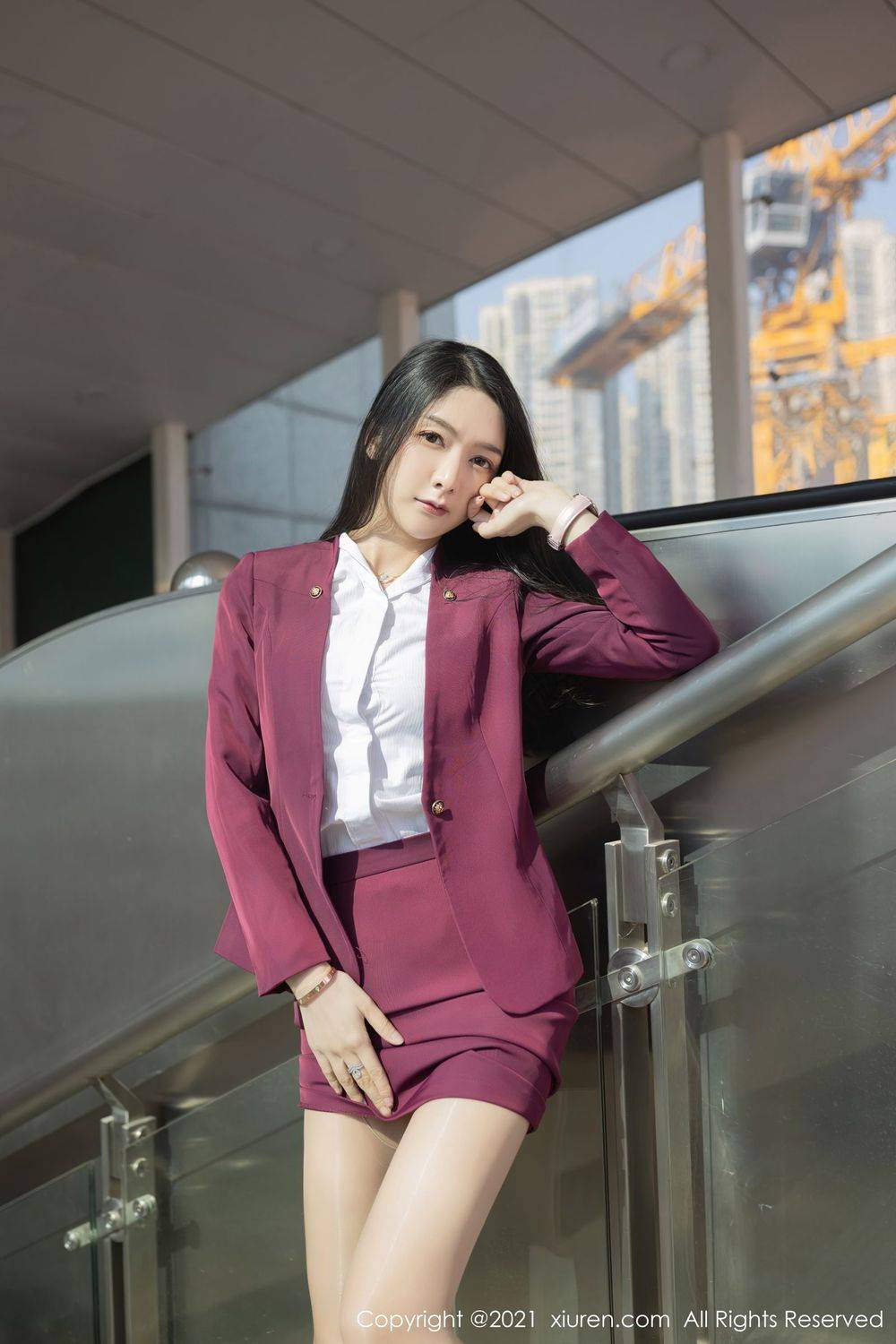 秀人网性感女神Angela小热巴丝袜美腿&酒红色职业装娇媚写真-28