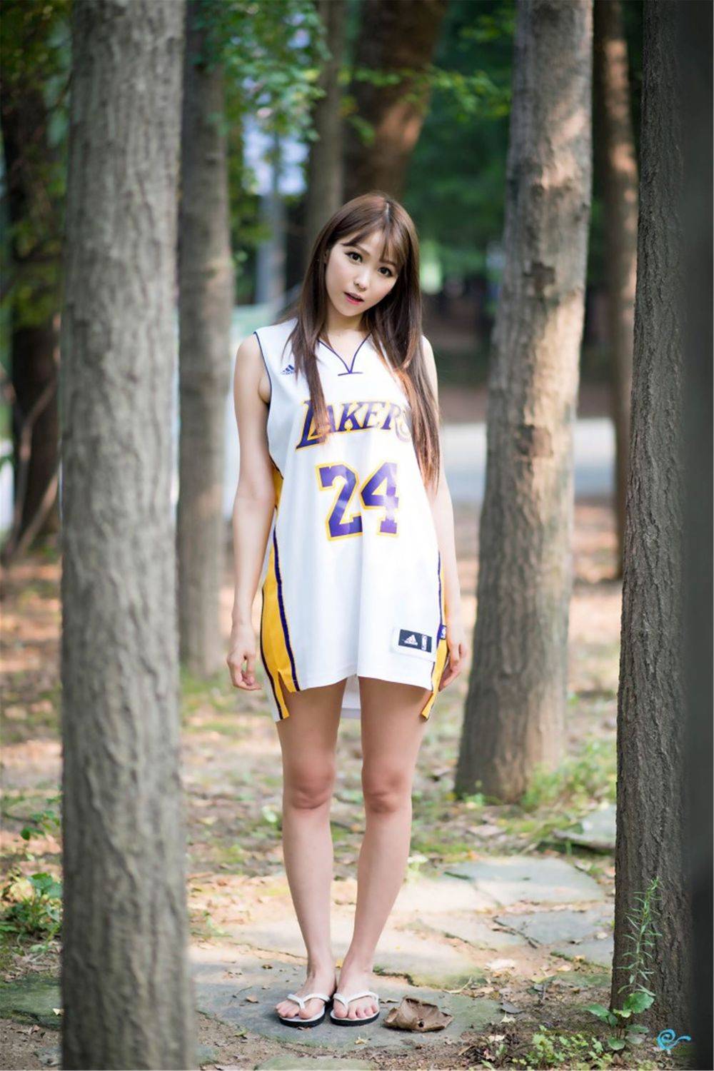 韩国网络李恩慧白与黑篮球宝贝装扮户外清纯写真-2