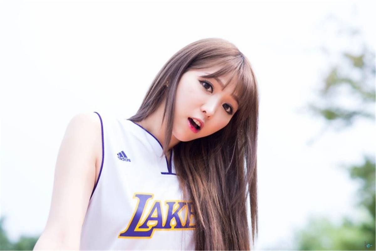 韩国网络李恩慧白与黑篮球宝贝装扮户外清纯写真-11