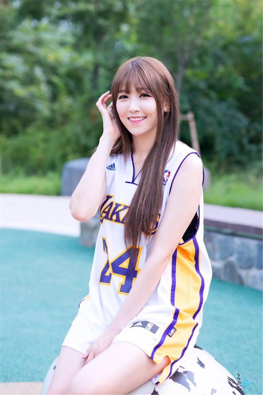 韩国网络李恩慧白与黑篮球宝贝装扮户外清纯写真-5