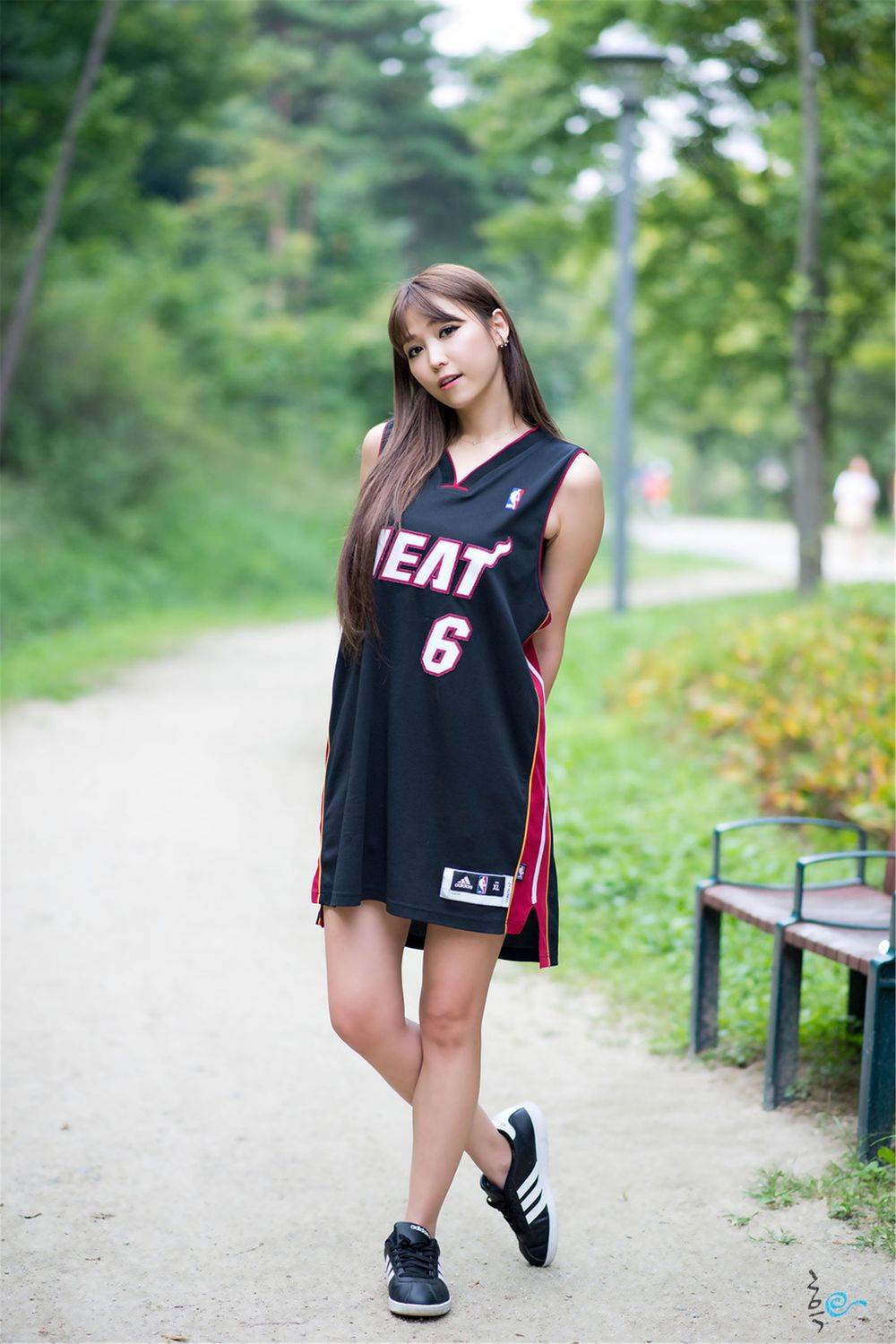 韩国网络李恩慧白与黑篮球宝贝装扮户外清纯写真-14