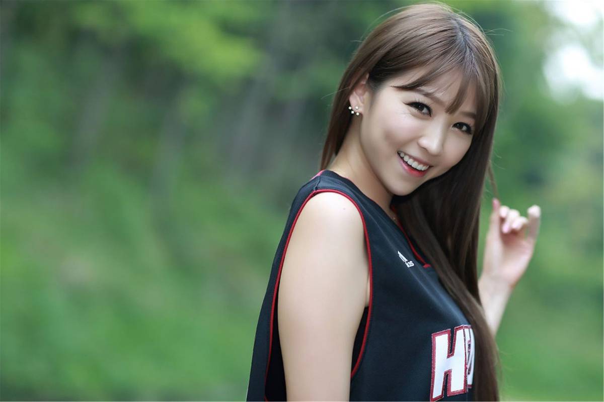 韩国网络李恩慧白与黑篮球宝贝装扮户外清纯写真-16