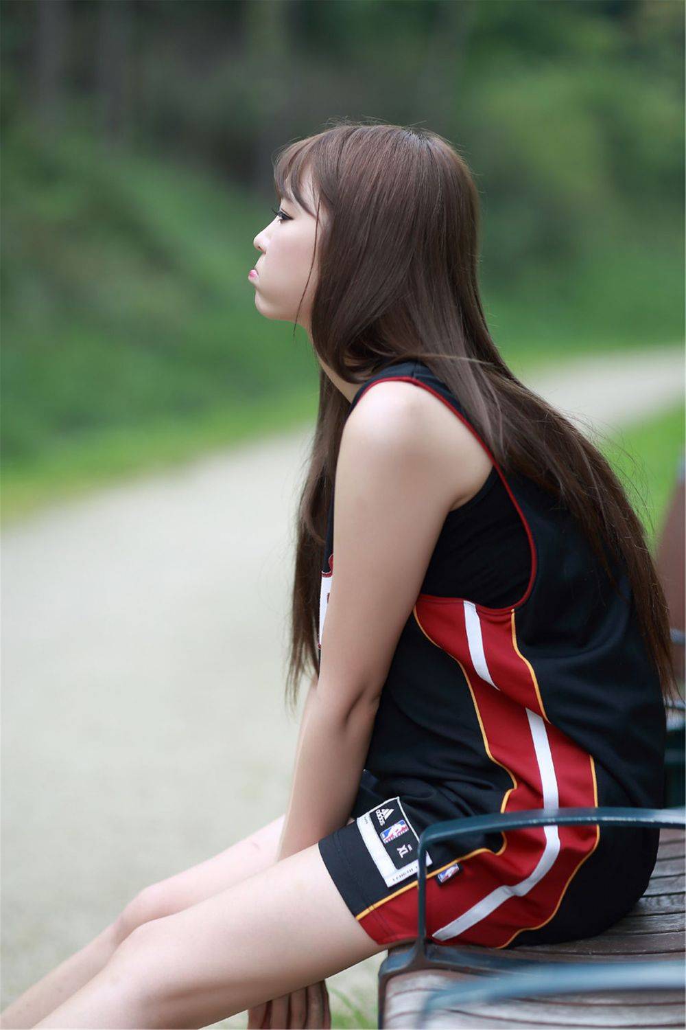 韩国网络李恩慧白与黑篮球宝贝装扮户外清纯写真-20