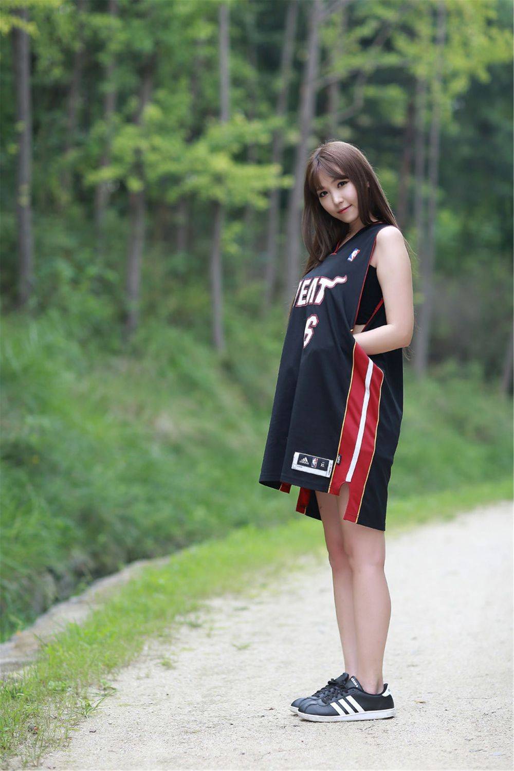 韩国网络李恩慧白与黑篮球宝贝装扮户外清纯写真-13