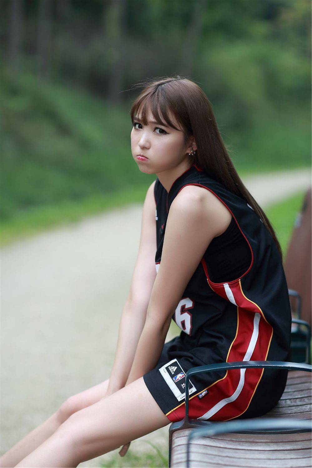 韩国网络李恩慧白与黑篮球宝贝装扮户外清纯写真-18