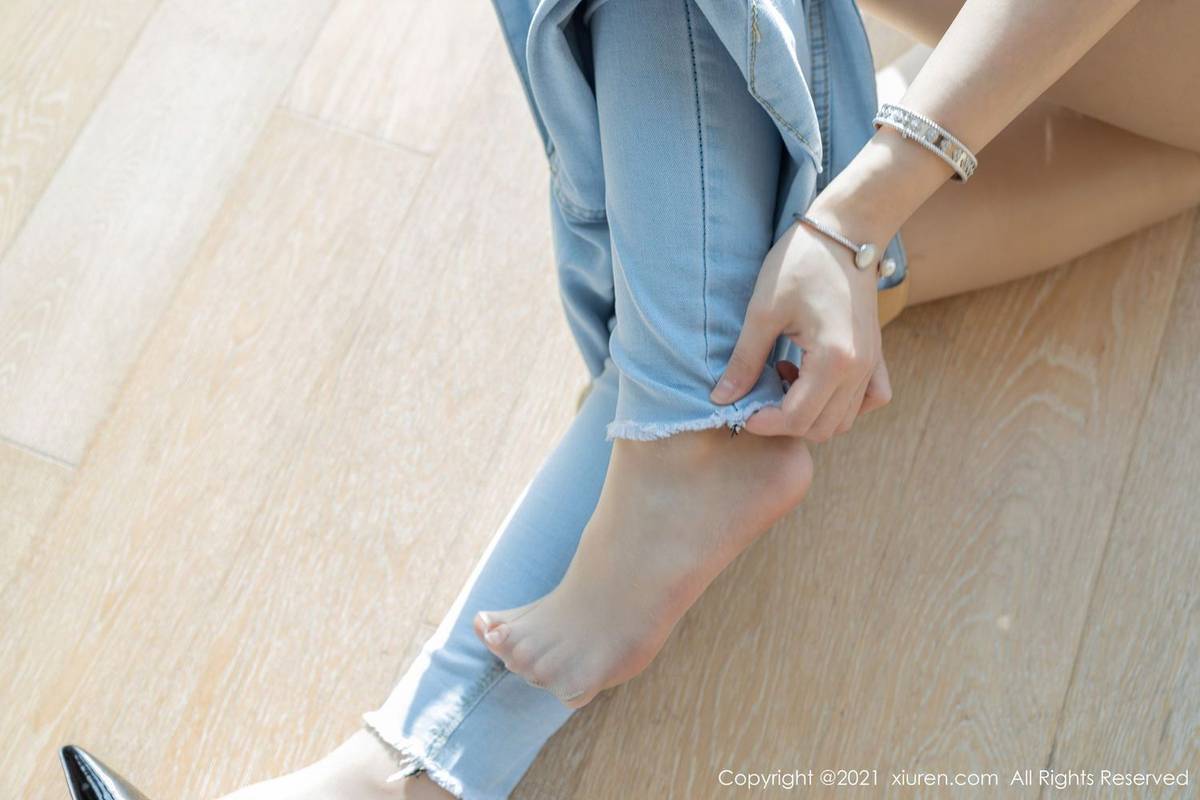 秀人网性感女神Flower朱可儿束腰吊带与牛仔裤系列厦门旅拍-28