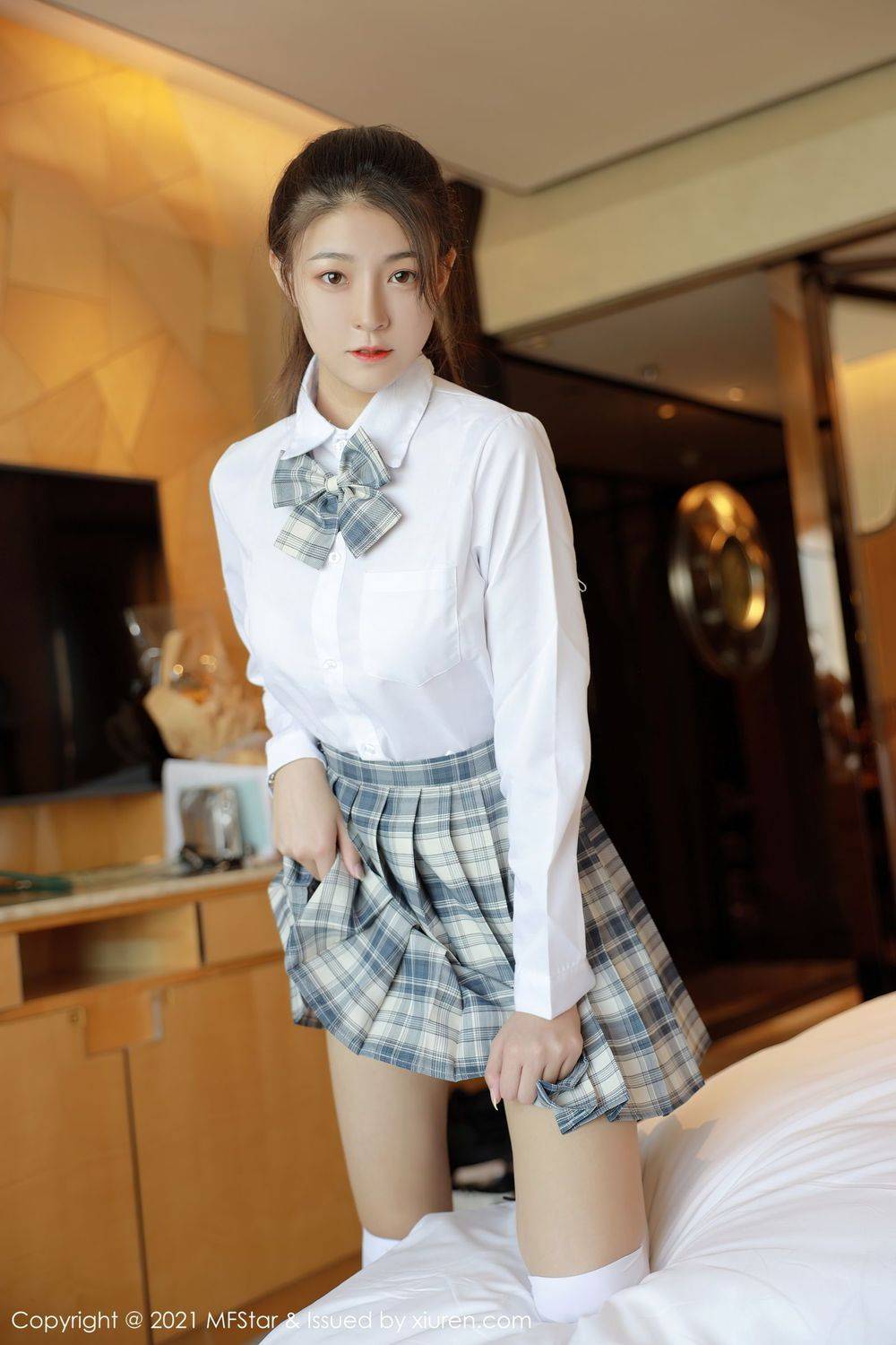 模范学院美女模特Laura苏雨彤纤纤细腿JK格子制服清纯写真-15