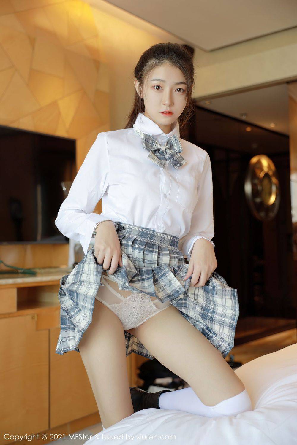 模范学院美女模特Laura苏雨彤纤纤细腿JK格子制服清纯写真-13