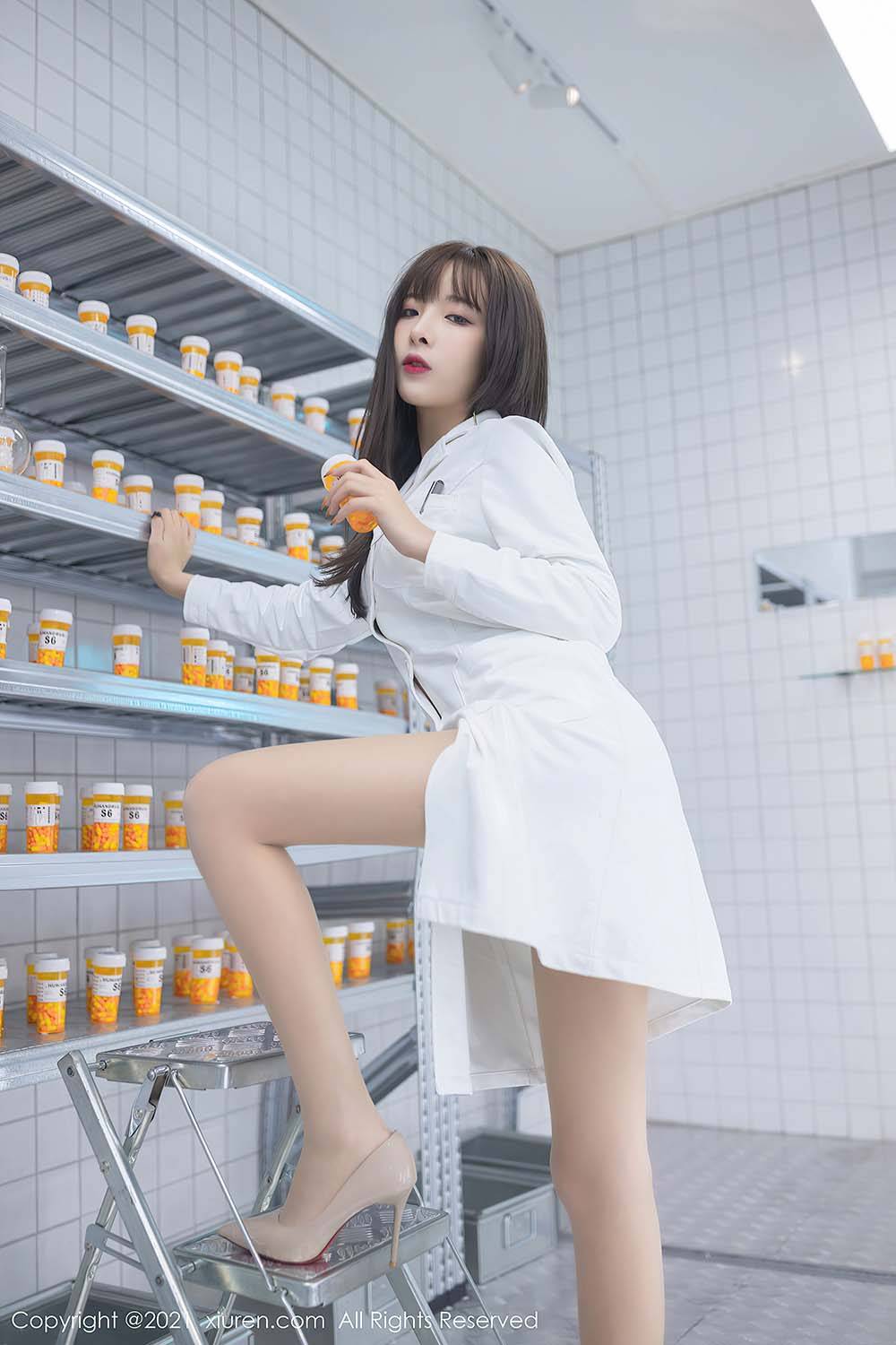 秀人网美女模特陈小喵丝袜美腿实验室试药主题三亚旅拍-7