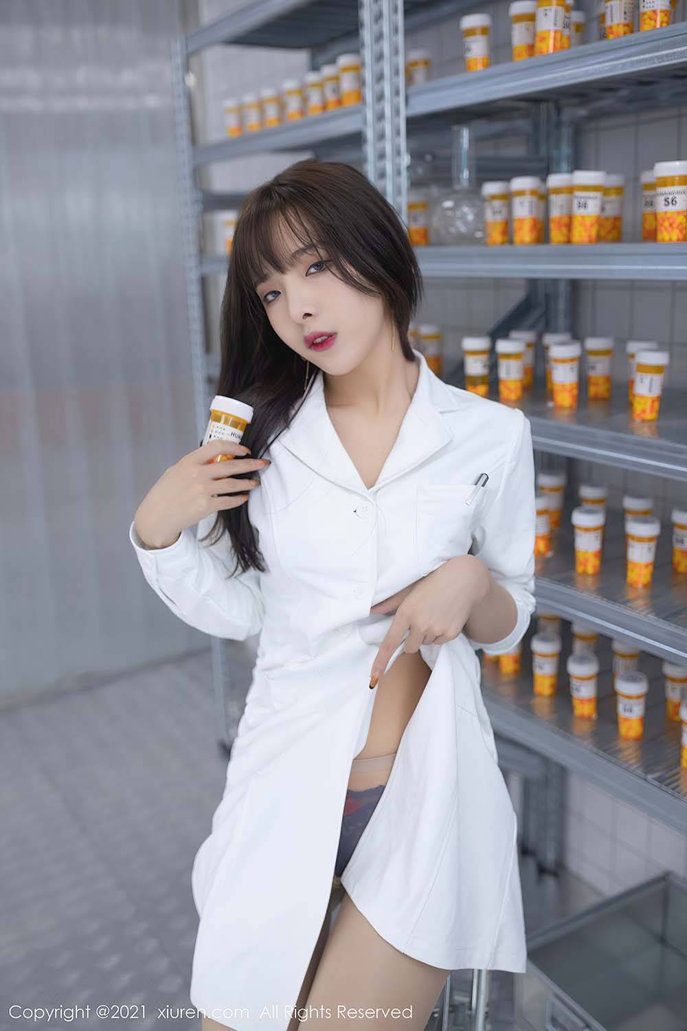 秀人网美女模特陈小喵丝袜美腿实验室试药主题三亚旅拍-18