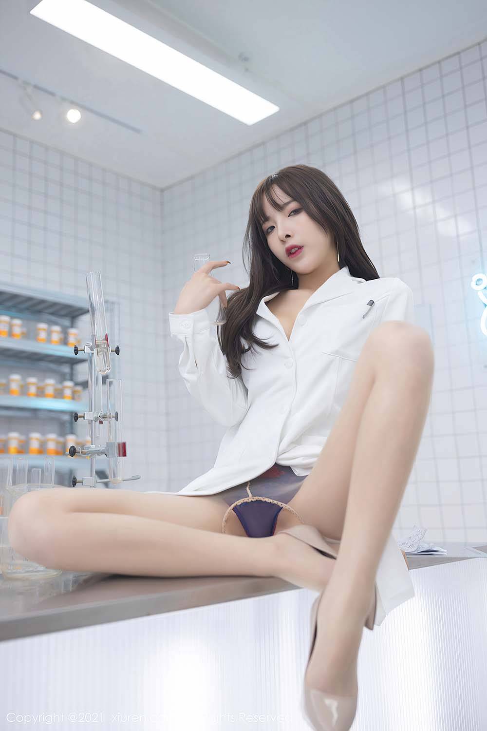 秀人网美女模特陈小喵丝袜美腿实验室试药主题三亚旅拍-21