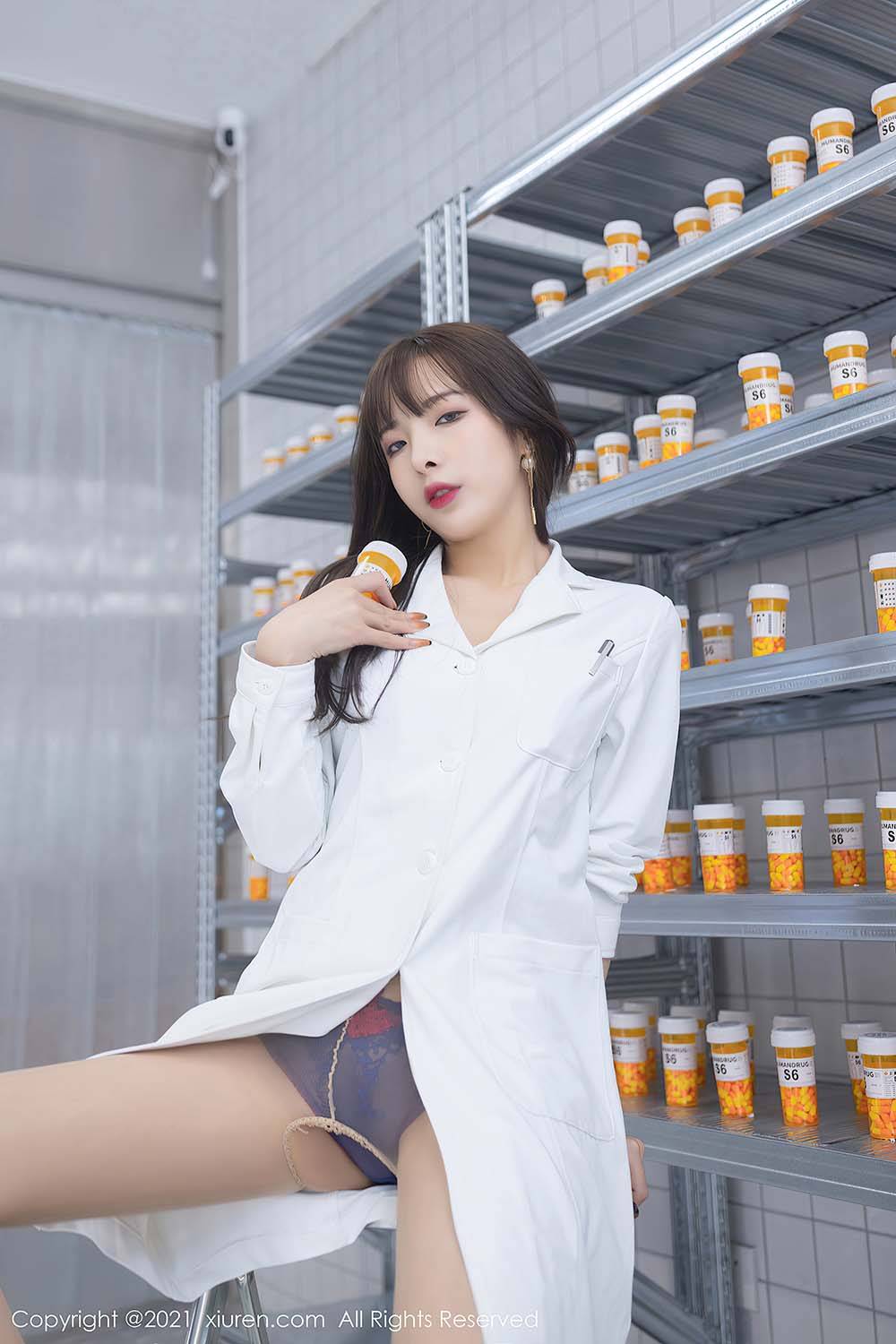 秀人网美女模特陈小喵丝袜美腿实验室试药主题三亚旅拍-16