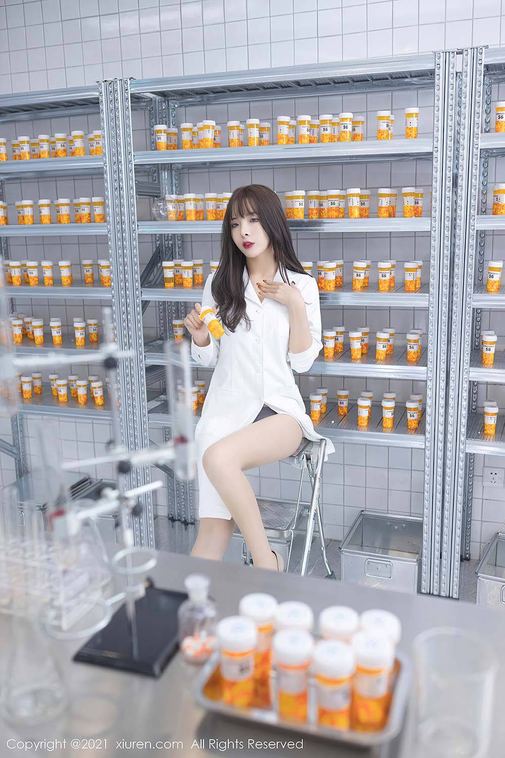 秀人网美女模特陈小喵丝袜美腿实验室试药主题三亚旅拍-15